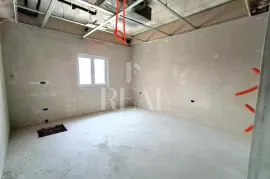 Pula prizemnica 250m2, grijani bazen, podrum 70m2 !, Pula, Ev