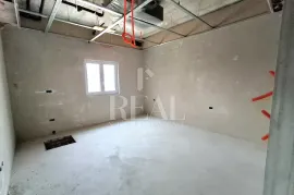 Pula prizemnica 250m2, grijani bazen, podrum 70m2 !, Pula, Casa