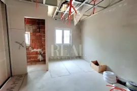 Pula prizemnica 250m2, grijani bazen, podrum 70m2 !, Pula, Casa