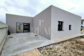 Pula prizemnica 250m2, grijani bazen, podrum 70m2 !, Pula, Casa