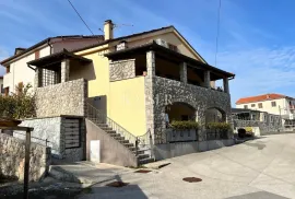 Krk, Malinska - prekrasna kamena kuća prvi red do mora, Malinska-Dubašnica, House