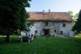 Impresivna barokna kurija okružena perivojem u Zagorju, Zagorska Sela, House