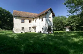 Impresivna barokna kurija okružena perivojem u Zagorju, Zagorska Sela, House