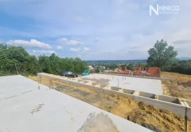 GRAĐEVINSKI KOMPLEKS - LAKTAŠI - 1.367 m2, Laktaši, Famiglia