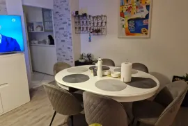 Split Sućidar: lijepi renovirani stan na prvom katu, Split, Appartment