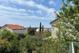 Šibenik: Brodarica- lijepa obiteljska kuća sa velikom okućnicom, Šibenik - Okolica, Maison