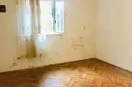 SNIŽENO:Split: Meje -4 sobni stan sa vrtom u mirnoj ulici, Split, Apartamento