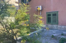 SNIŽENO:Split: Meje -4 sobni stan sa vrtom u mirnoj ulici, Split, Apartamento