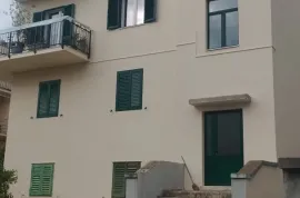 SNIŽENO:Split: Meje -4 sobni stan sa vrtom u mirnoj ulici, Split, Daire