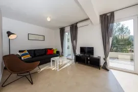 Hvar, Vrboska- zgrada sa devet apartmana i dodatnom građevnom parcelom, Jelsa, House