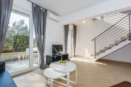 Hvar, Vrboska- zgrada sa devet apartmana i dodatnom građevnom parcelom, Jelsa, Kuća