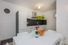 Hvar, Vrboska- zgrada sa devet apartmana i dodatnom građevnom parcelom, Jelsa, Σπίτι