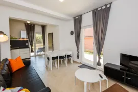 Hvar, Vrboska- zgrada sa devet apartmana i dodatnom građevnom parcelom, Jelsa, House