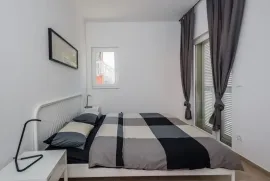 Hvar, Vrboska- zgrada sa devet apartmana i dodatnom građevnom parcelom, Jelsa, Maison