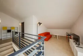 Hvar, Vrboska- zgrada sa devet apartmana i dodatnom građevnom parcelom, Jelsa, Famiglia