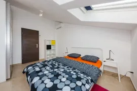 Hvar, Vrboska- zgrada sa devet apartmana i dodatnom građevnom parcelom, Jelsa, Haus