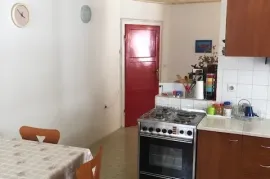 Stomorska- dvoetažni stan u staroj kamenoj kući u centru mjesta, Šolta, Apartamento