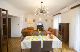 Split centar: dvosoban stan s balkonom -dugoročno, Split, Appartement