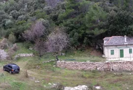 Brač: Kuća za odmor na osami, 200m od mora s 10 000 m2 maslinika i šume, Postira, Σπίτι