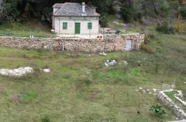 Brač: Kuća za odmor na osami, 200m od mora s 10 000 m2 maslinika i šume, Postira, Maison