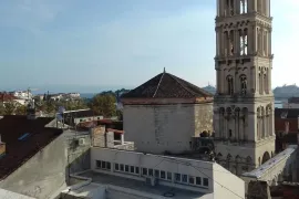 Dvoetažni stan u Dioklecijanovoj palači,120 m2,predivan panoramski pogled na Split i more, Split, Flat