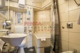 Split centar kamena vila,sastoji se od dva zasebna apartmana sa odvojenim ulazom, Split, Ev