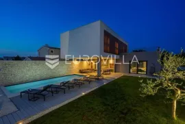 Istra, Svetvinčenat, luksuzna vila s bazenom, NKP 252 m2, Svetvinčenat, Famiglia