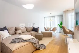 Split, Bol, predivan trosoban stan za dugoročan najam ( prvo useljenje ), Split, Apartamento