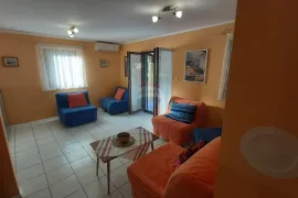 Baška - apartman u prizemlju 80m2, okućnica, Baška, Wohnung