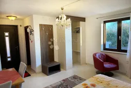 STUDIO APARTMAN SA DVORIŠTEM I POGLEDOM NA MORE - PRILIKA!, Umag, Appartamento