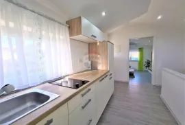 Istra,Kaštel-Kuća prizemnica s velikom okućnicom i pogledom na more, Buje, House