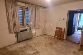 Prilika za rekonstrukciju kuće u centru Trešnjevke sa dvorištem, Zagreb, Casa