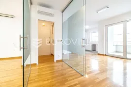 Zagreb, Gajnice, poslovna zgrada novije gradnje s tri stana, vrtom, ostavom i garažom NKP 453 m2, Zagreb, Commercial property