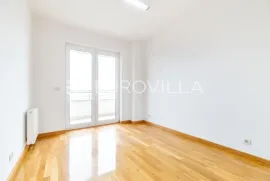 Zagreb, Gajnice, dvoetažna kuća novije gradnje s tri stana, vrtom, ostavom i garažom NKP 453 m2, Zagreb, House