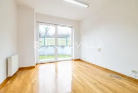 Zagreb, Gajnice, dvoetažna kuća novije gradnje s tri stana, vrtom, ostavom i garažom NKP 453 m2, Zagreb, House