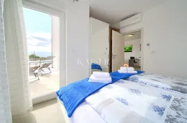 Otok Krk, okolica- moderan apartman 78m2 s bazenom, Krk, Flat