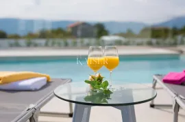 Otok Krk, okolica- moderan apartman 78m2 s bazenom, Krk, Flat