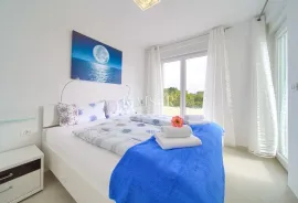 Otok Krk, okolica- moderan apartman 83m2 u vili s okućnicom, Krk, Stan