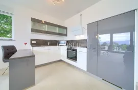 Otok Krk, okolica- moderan apartman 83m2 u vili s okućnicom, Krk, Stan