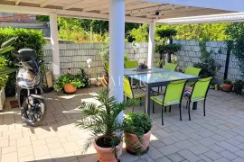 Otok Krk, okolica- moderan apartman 83m2 u vili s okućnicom, Krk, Stan