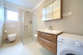 Otok Krk, okolica- moderan apartman 83m2 u vili s okućnicom, Krk, Flat