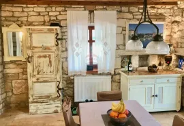 Istra - Kanfanar - kamena villa s bazenom na osami 214m2, Kanfanar, Дом