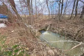 KUĆA S OKUĆNICOM I POTOKOM, Pisarovina, بيت