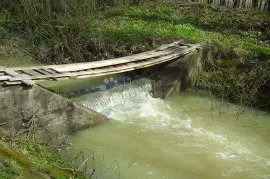 KUĆA S OKUĆNICOM I POTOKOM, Pisarovina, بيت