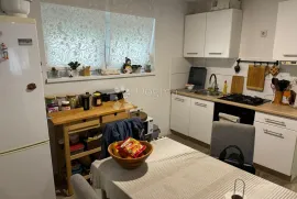 Renovirani stan u samom centru Sesveta, Zagreb, Appartement