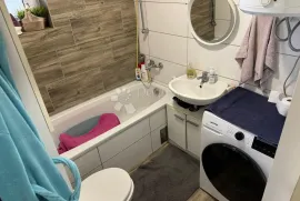 Renovirani stan u samom centru Sesveta, Zagreb, Appartement