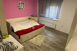 Renovirani stan u samom centru Sesveta, Zagreb, Appartement