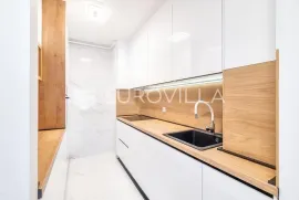 Zagreb, Radnička cesta, trosoban stan u novogradnji + PM, Zagreb, Apartamento