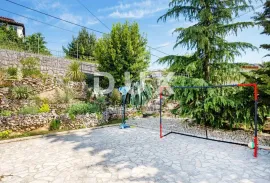 OPATIJA, POBRI - samostojeća kuća 170m2 s pogledom na more i bazenom + okoliš 700m2, Opatija - Okolica, House