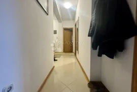 SESVETE, centar, 5-sobni 140,46 m2,balkon,garaža+PM, Zagreb, Wohnung